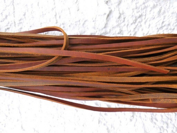 dieses Leder hat eine Stärke von ca. 3,5 - 4,0mm Breite: 10mm Farbe: Cognac